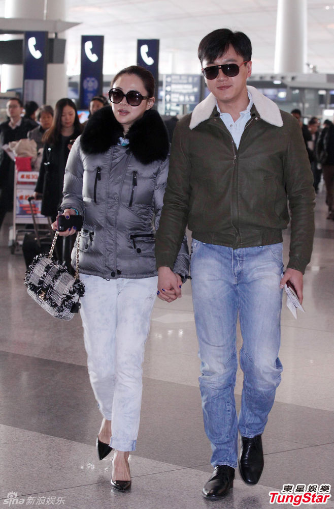 新浪娱乐讯 1月16日,媒体在首都机场偶遇佟大为[微博],关悦[微博]夫妇