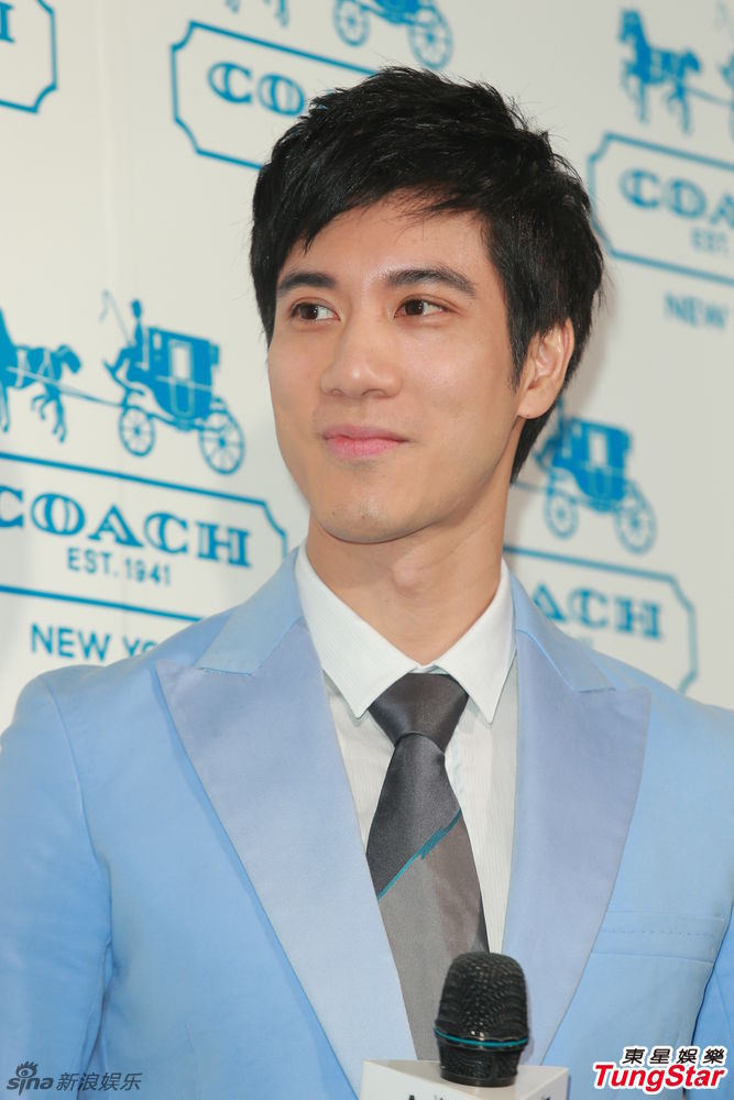 王力宏西装亮相代言 阳光俊朗帅气十足