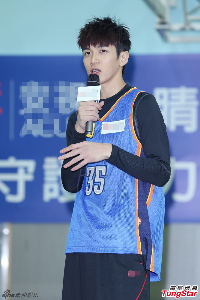 柯震东亮相学校篮球场大秀球技