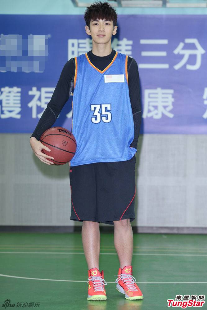 柯震东篮球图片