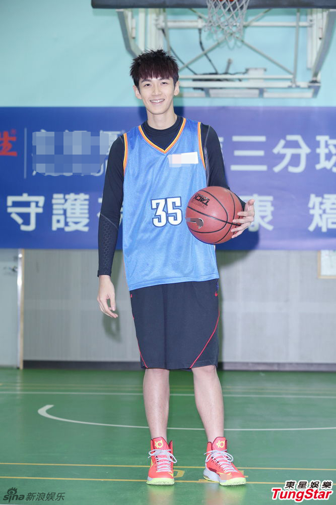 组图:柯震东亮相学校篮球场秀球技_高清图集_新浪网