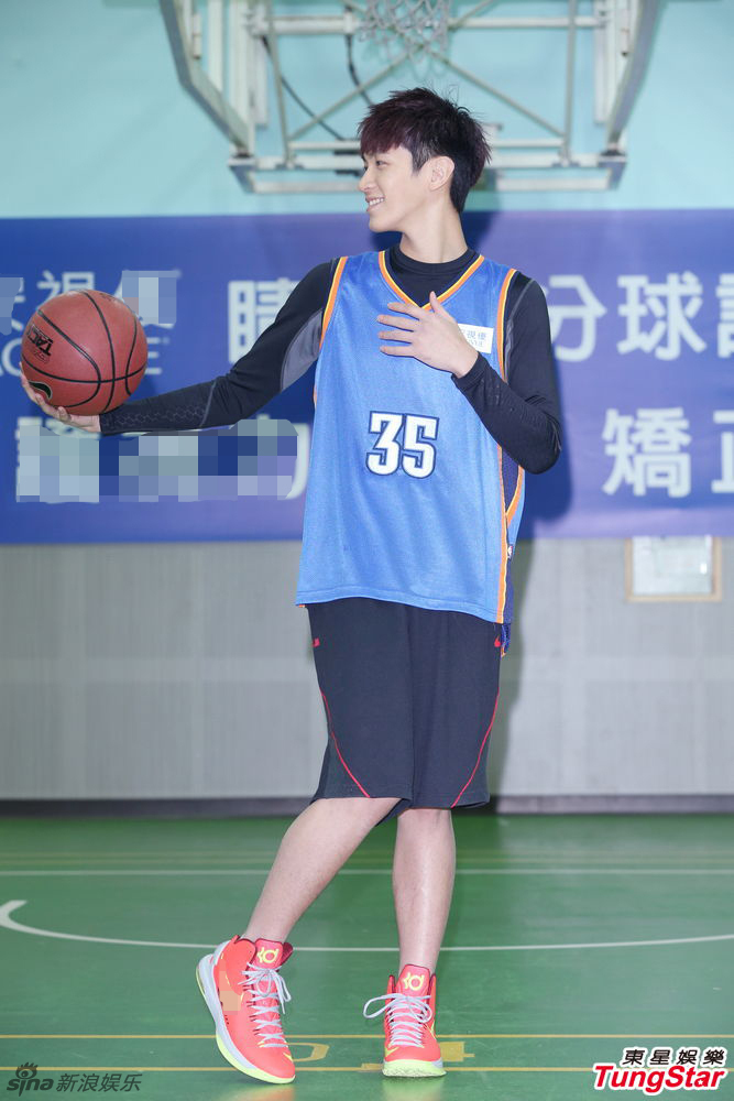 柯震东亮相学校篮球场大秀球技