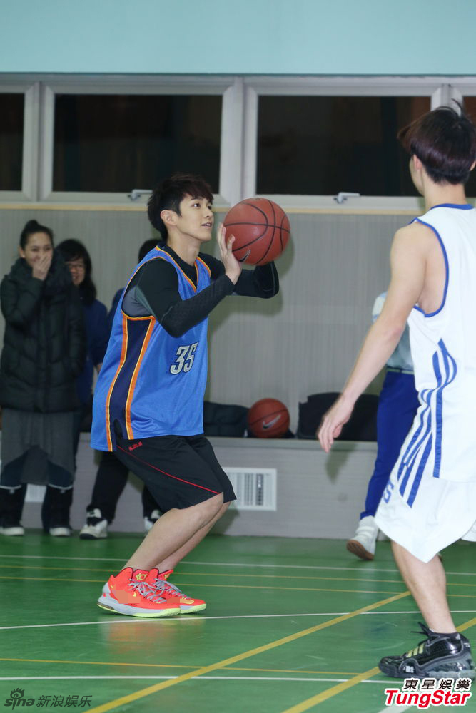 柯震东亮相学校篮球场大秀球技