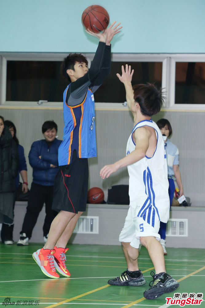 组图:柯震东亮相学校篮球场秀球技_高清图集_新浪网