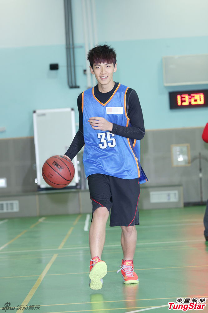 组图:柯震东亮相学校篮球场秀球技_高清图集_新浪网