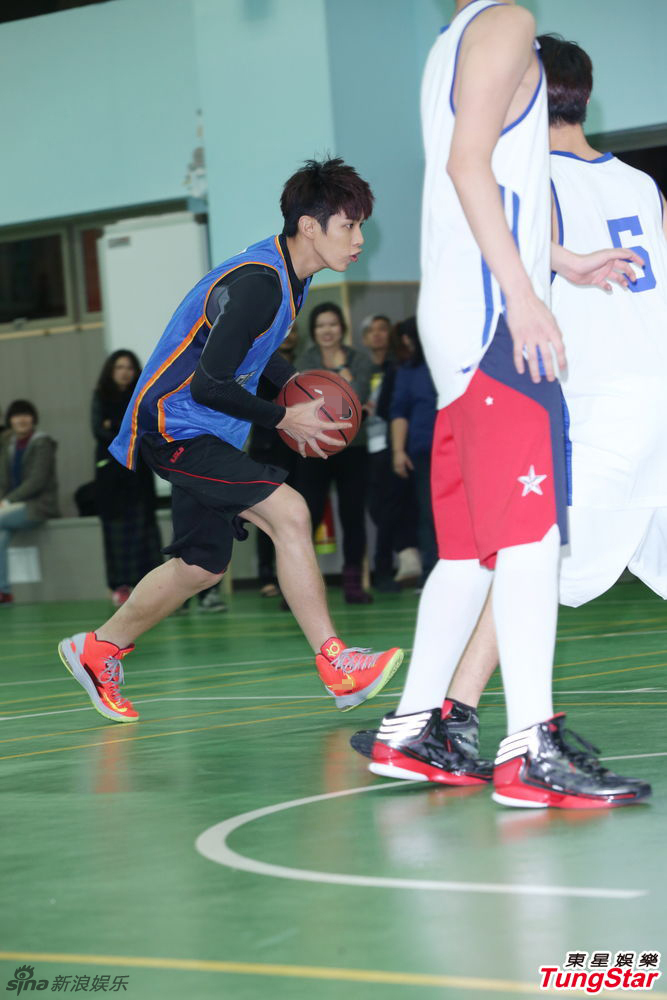 柯震东亮相学校篮球场大秀球技