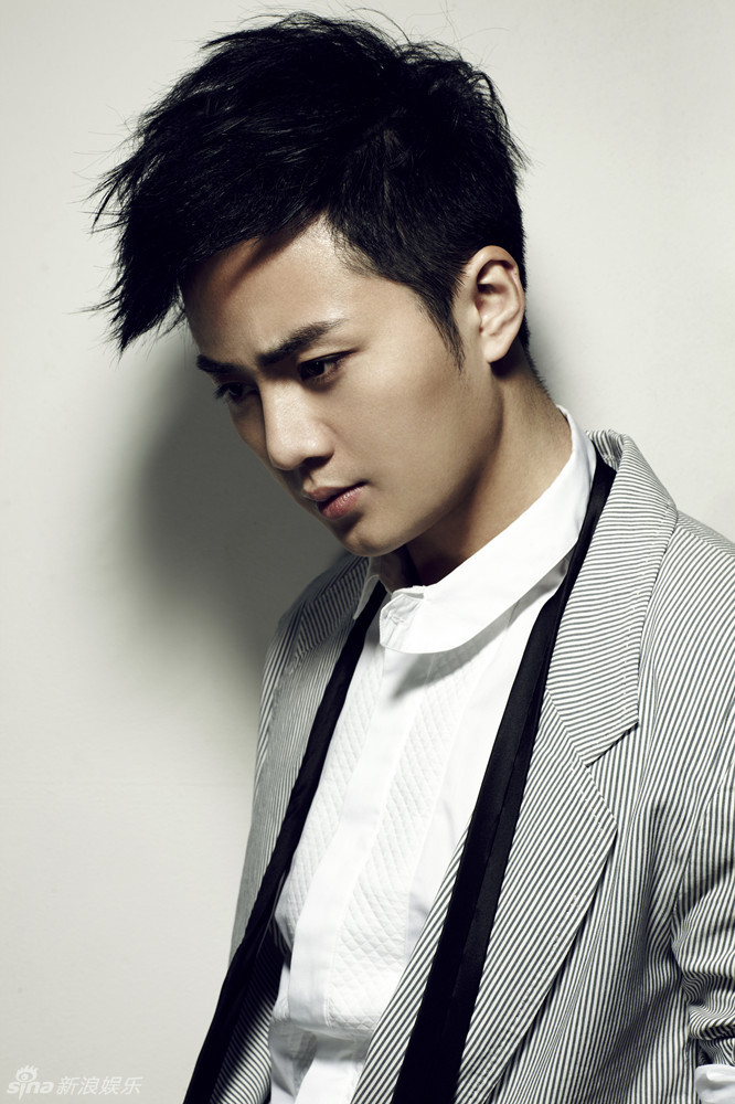 在成功演绎了《隋唐英雄》李世民一角后,余少群人气爆棚.