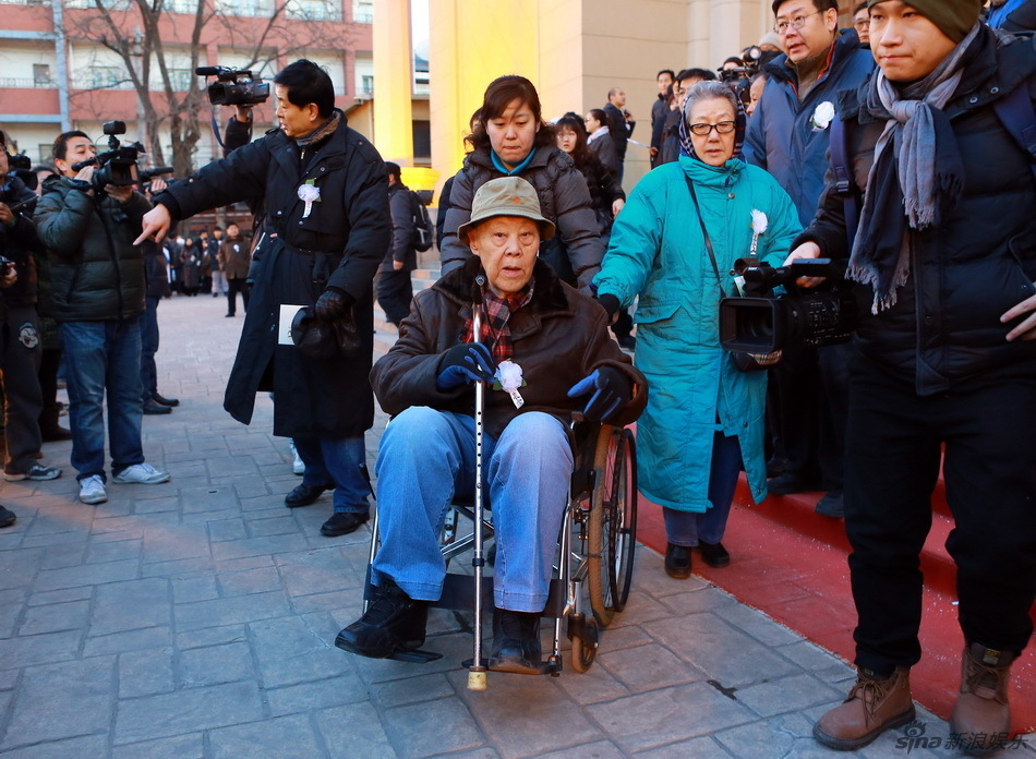 组图:于是之灵车赴人艺告别 艺术家齐往哀悼_高清图集_新浪网