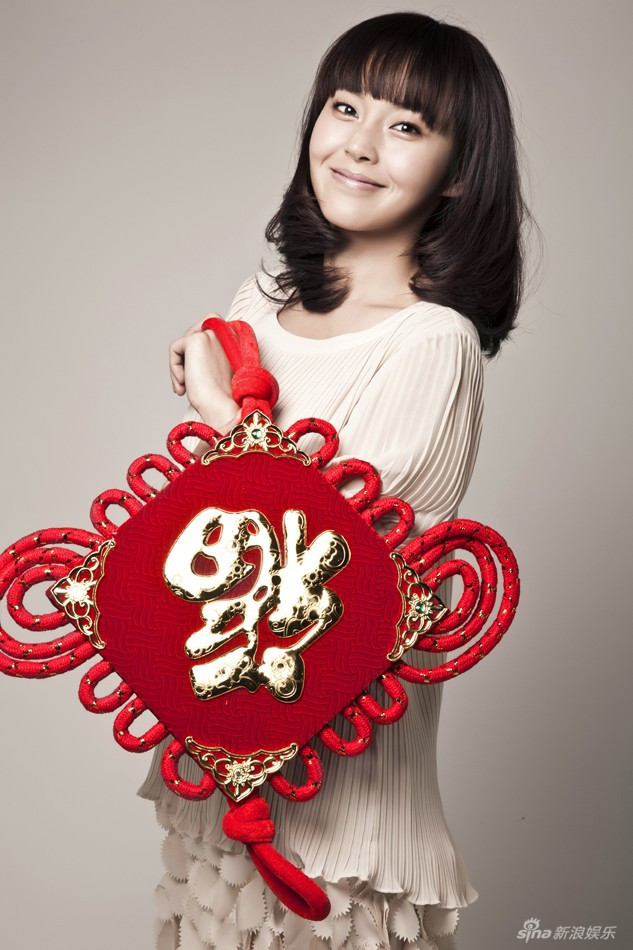 张佳宁贺岁大片曝光 红火送"福"气