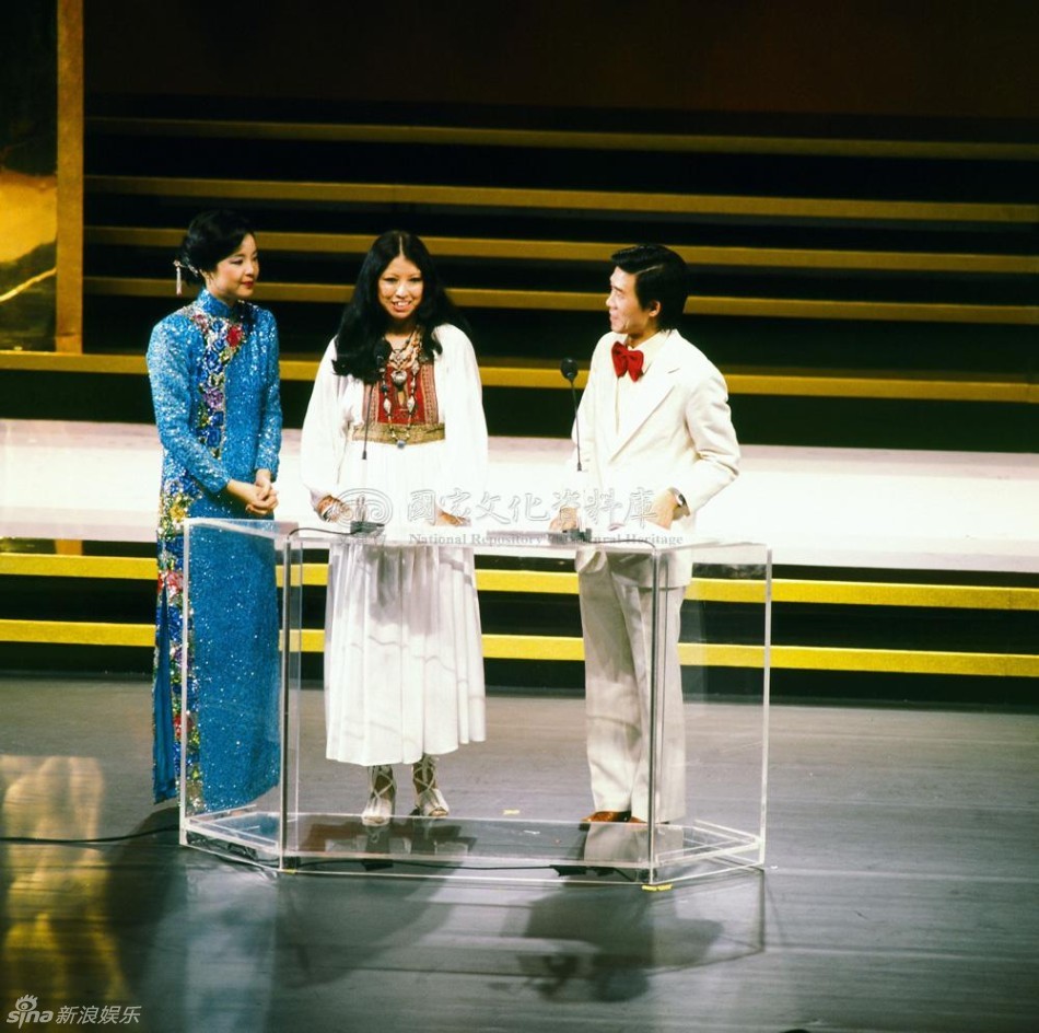 邓丽君与好友珍贵合影 青霞热吻成龙搂肩