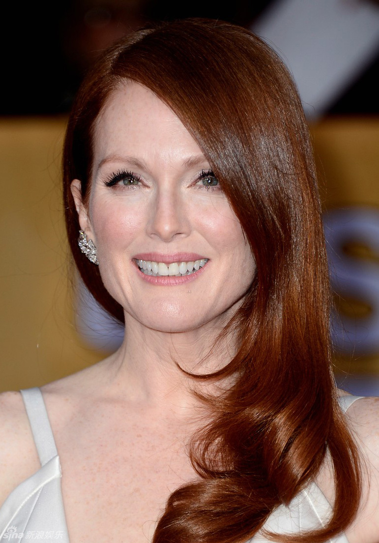 组图:朱莉安-摩尔v字裙性感现身演员工会奖_高清图集_新浪网