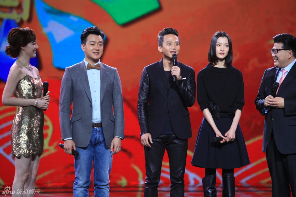 邓超佟大为手拿编织袋搞怪走秀