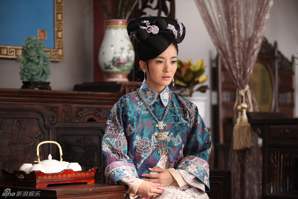 新浪娱乐讯 由李晟,何晟铭主演的电视剧《倾城绝恋》正在江苏,陕西两