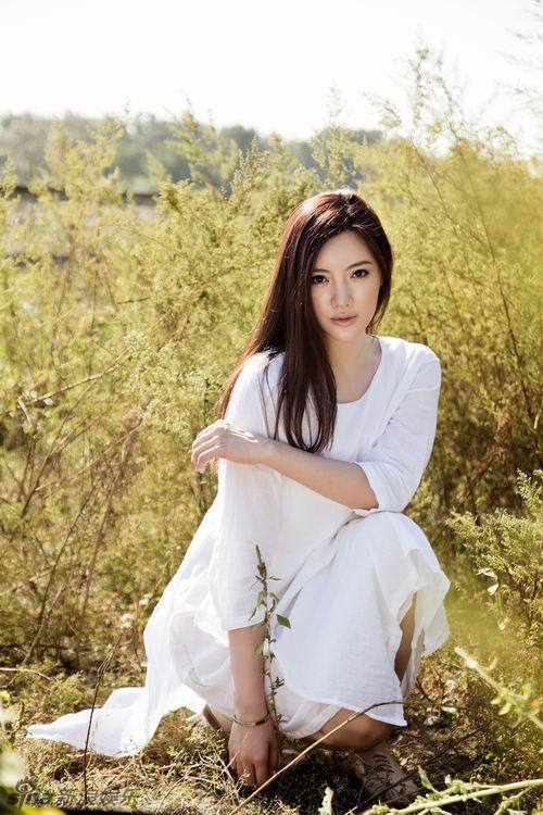 李晨熙早春写真白衣飘飘灵动脱俗