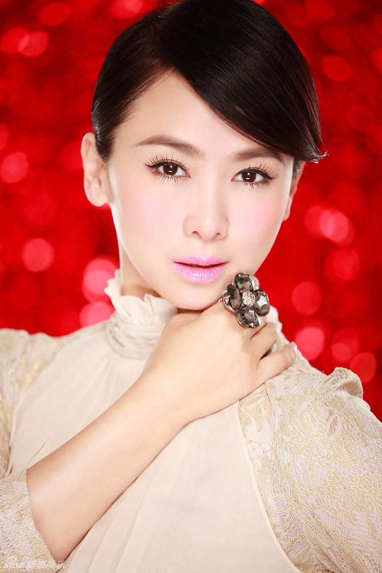 新浪娱乐讯 新春佳节将至,演员翁虹今日发布了一组贺岁写真,红色的