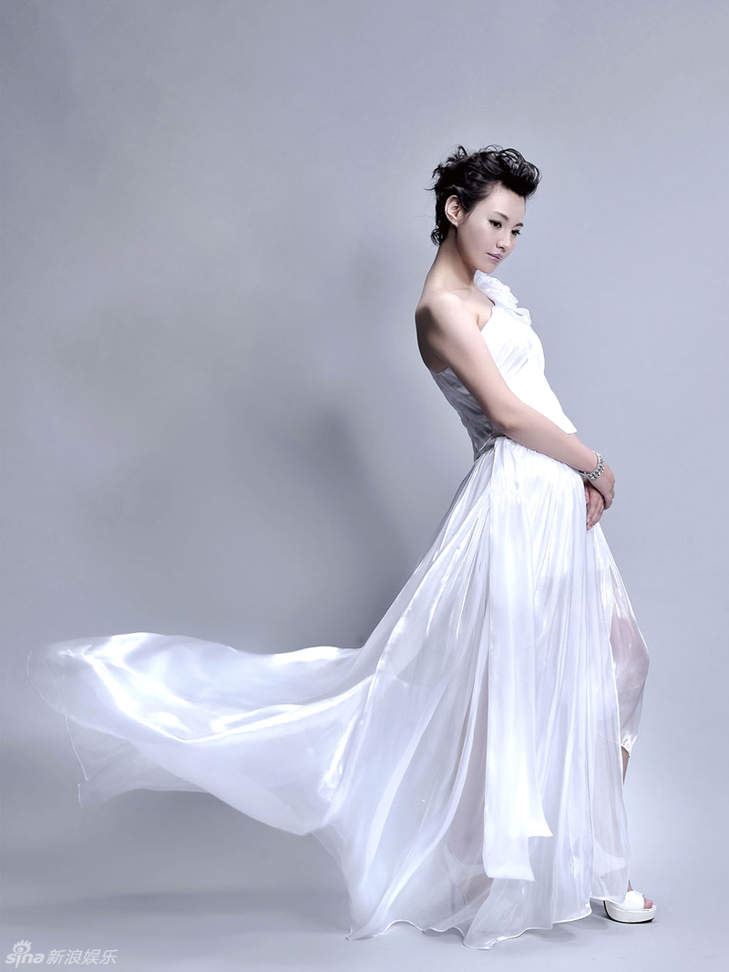 组图:杨雪杂志封面大片 白衣素裹典雅_高清图集_新浪网