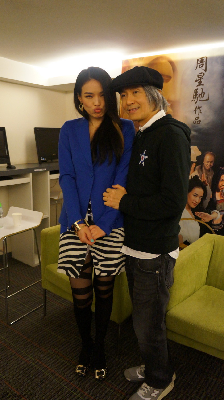 1 / 21 新浪娱乐讯 2月7日晚,《西游》转战香港,周星驰携舒淇,周秀娜