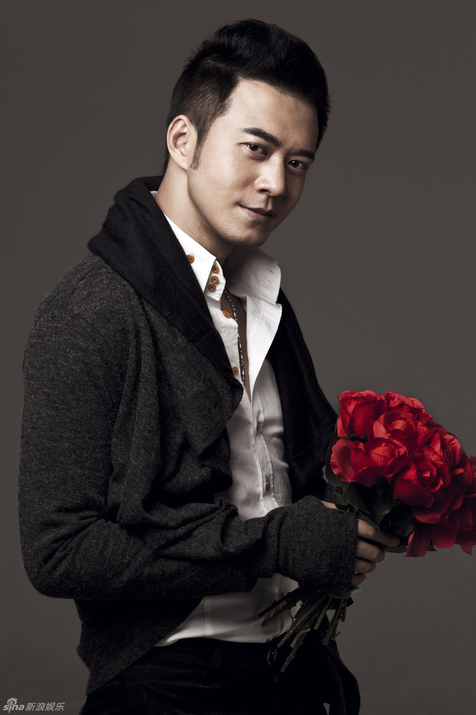 杨奇鸣情人节写真手捧玫瑰绅士范