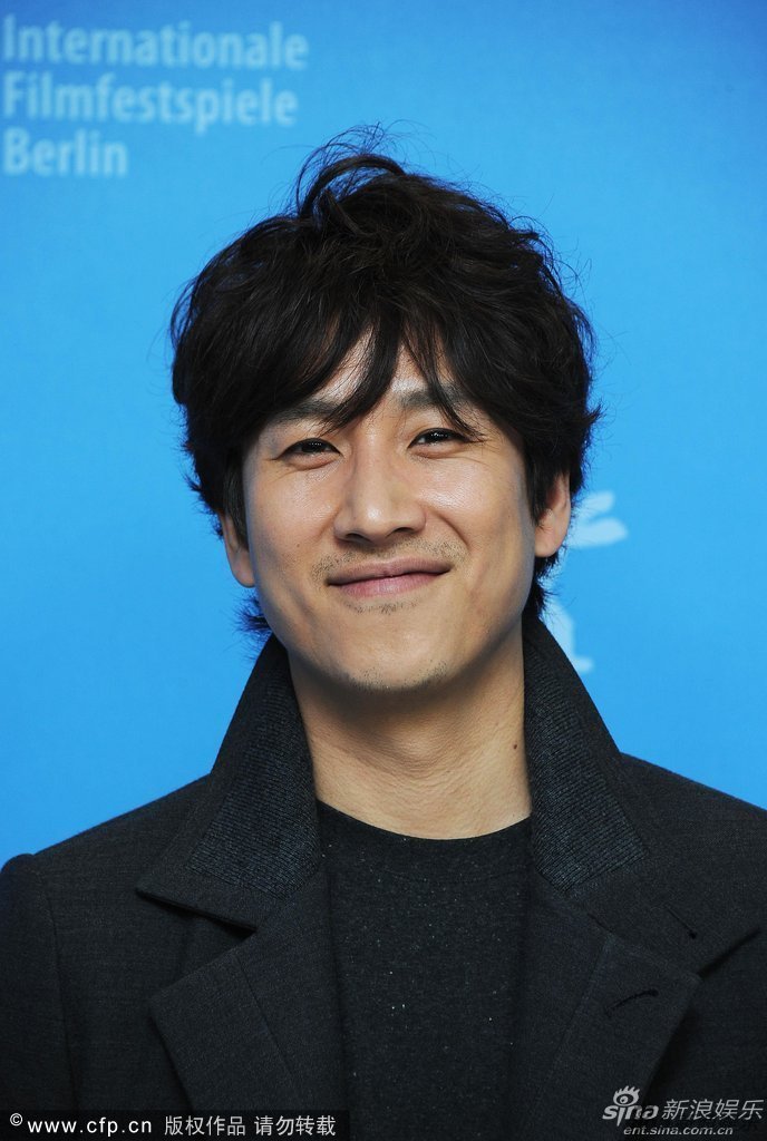 导演洪尚秀携男女主角李善均,郑彩恩亮相