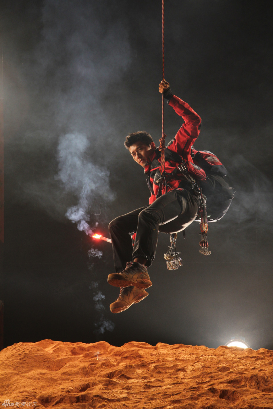 玄彬拍户外服广告不惧风雨水火(图)