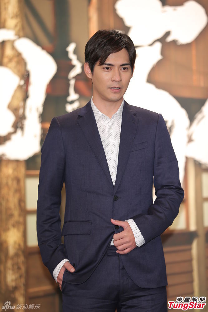 新浪娱乐讯 周渝民以中分造型出席《回家》试片会,西装革履文艺儒雅