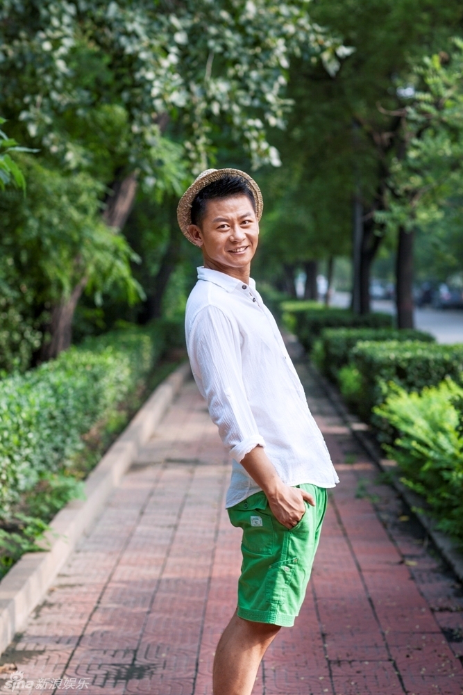 组图:李健清新绿色写真笑容朴实乐观_高清图集_新浪网