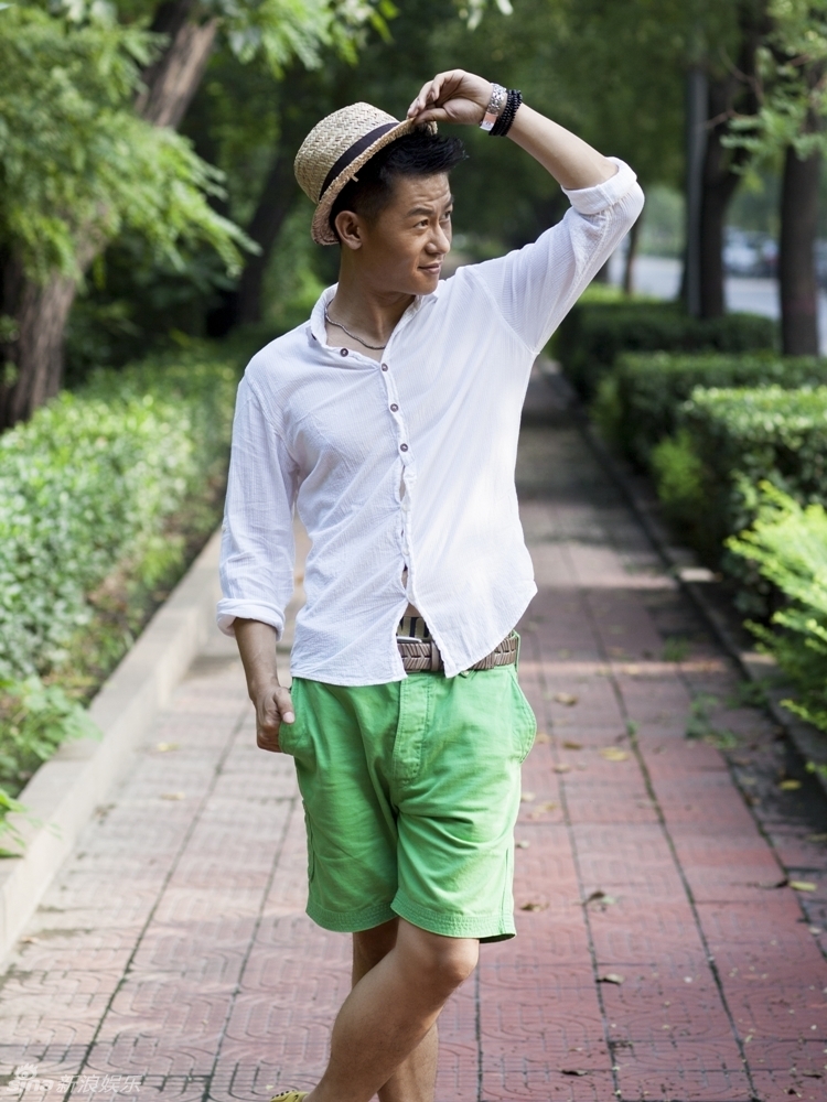 组图:李健清新绿色写真笑容朴实乐观_高清图集_新浪网