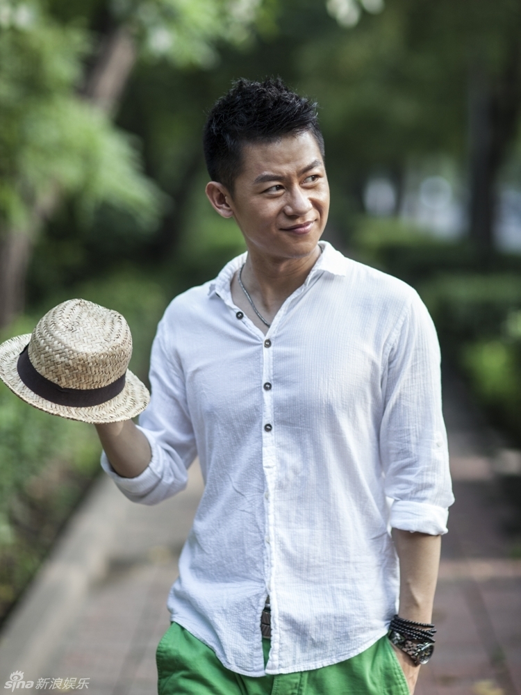 组图:李健清新绿色写真笑容朴实乐观_高清图集_新浪网