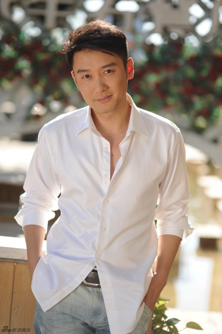 组图:巩峥春季写真 明朗儒雅尽显绅士_高清图集_新浪网
