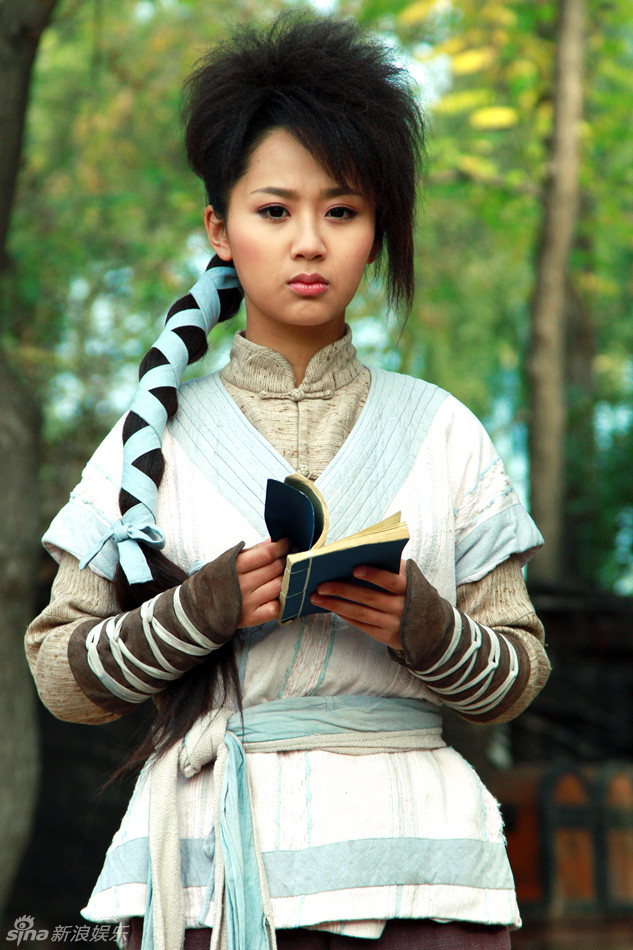 组图:杨紫《胭脂霸王》造型另类 尝试夸张表演_高清图集_新浪网