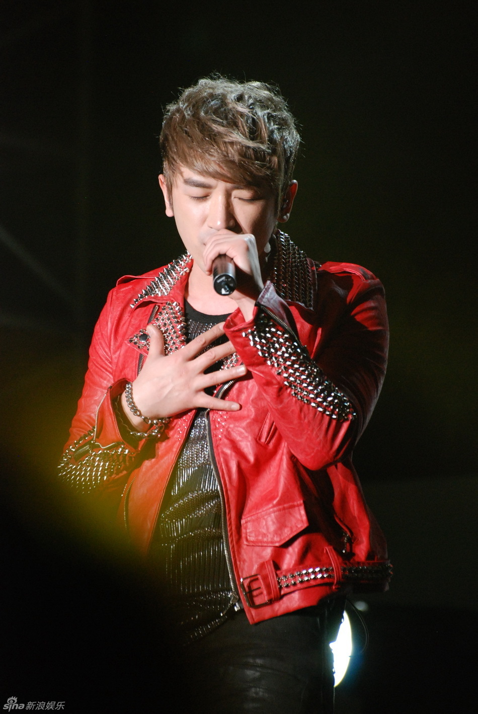 新浪娱乐讯 2月22日,韩国最长寿组合神话成员李玟雨在北京召开粉丝