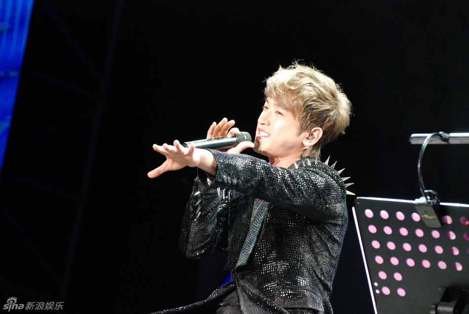 新浪娱乐讯 2月22日,韩国最长寿组合神话成员李玟雨在北京召开粉丝