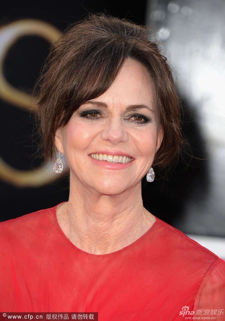 最佳女配角候选人莎莉-菲尔德红纱裙大气