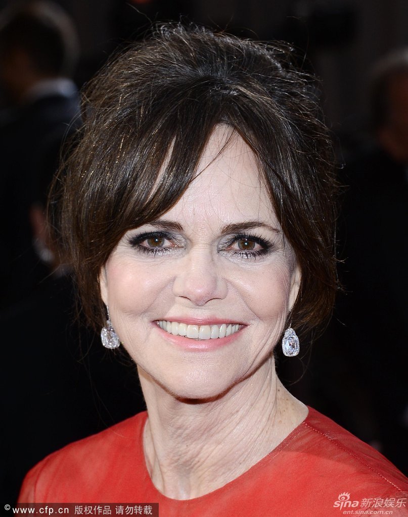 最佳女配角候选人莎莉-菲尔德红纱裙大气