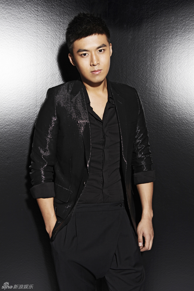 组图:王今铎拍型男写真 酷帅黑衣霸气十足_高清图集_新浪网