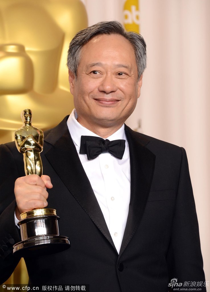 奥斯卡后台-李安获最佳导演亲吻奖杯