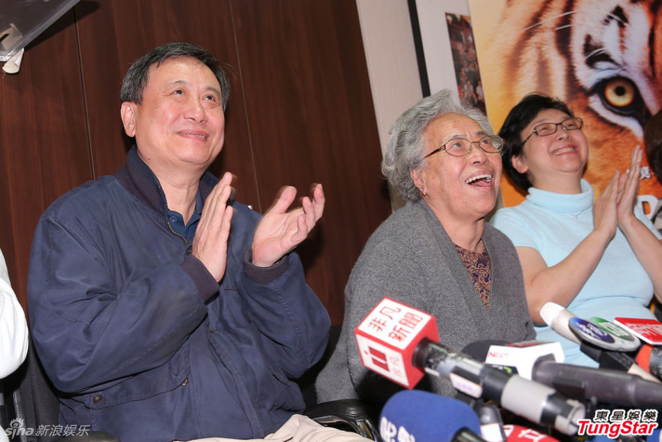 李安母亲和弟弟李岗