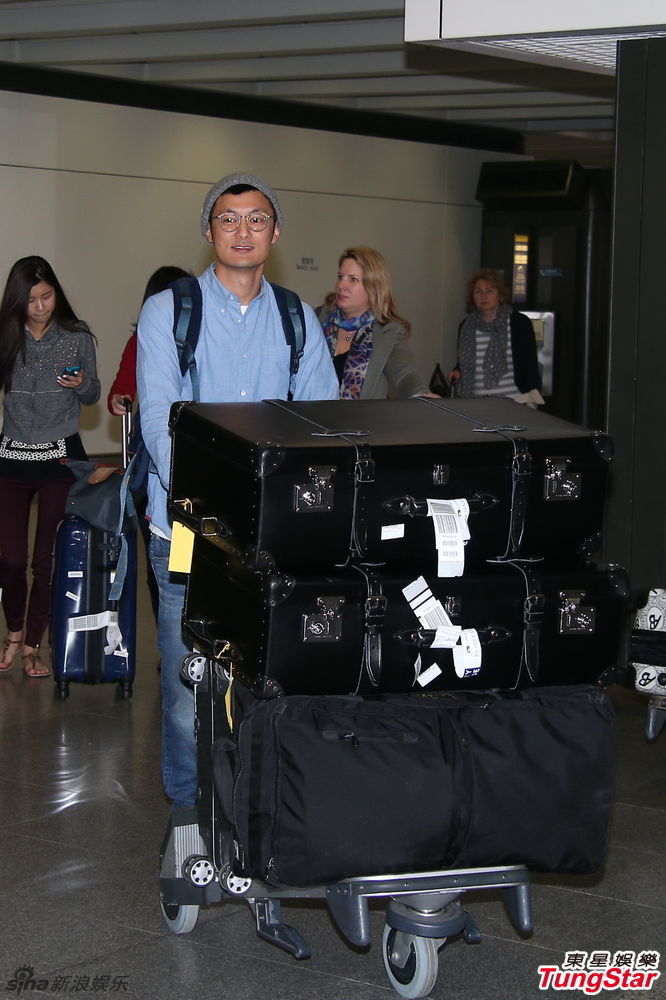 新浪娱乐讯 余文乐吴雨霏同日返港先后现身机场,面对追问,双方默契