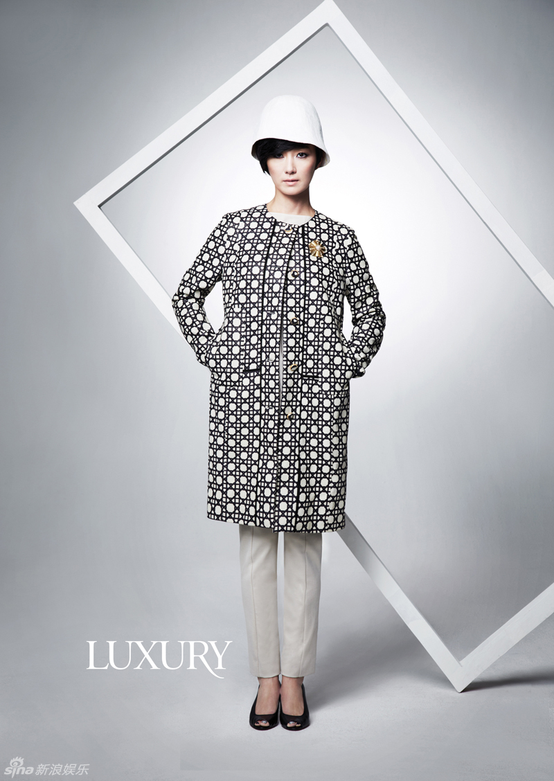 吴妍秀干练帅气职场丽人