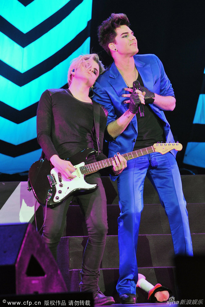昨晚(3月3日),美国摇滚歌手亚当·兰伯特(adam lambert)登陆上海