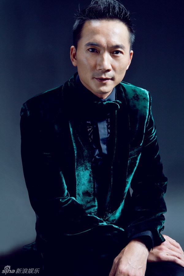 组图:邹兆龙熟男写真红酒雪茄品味足_高清图集_新浪网