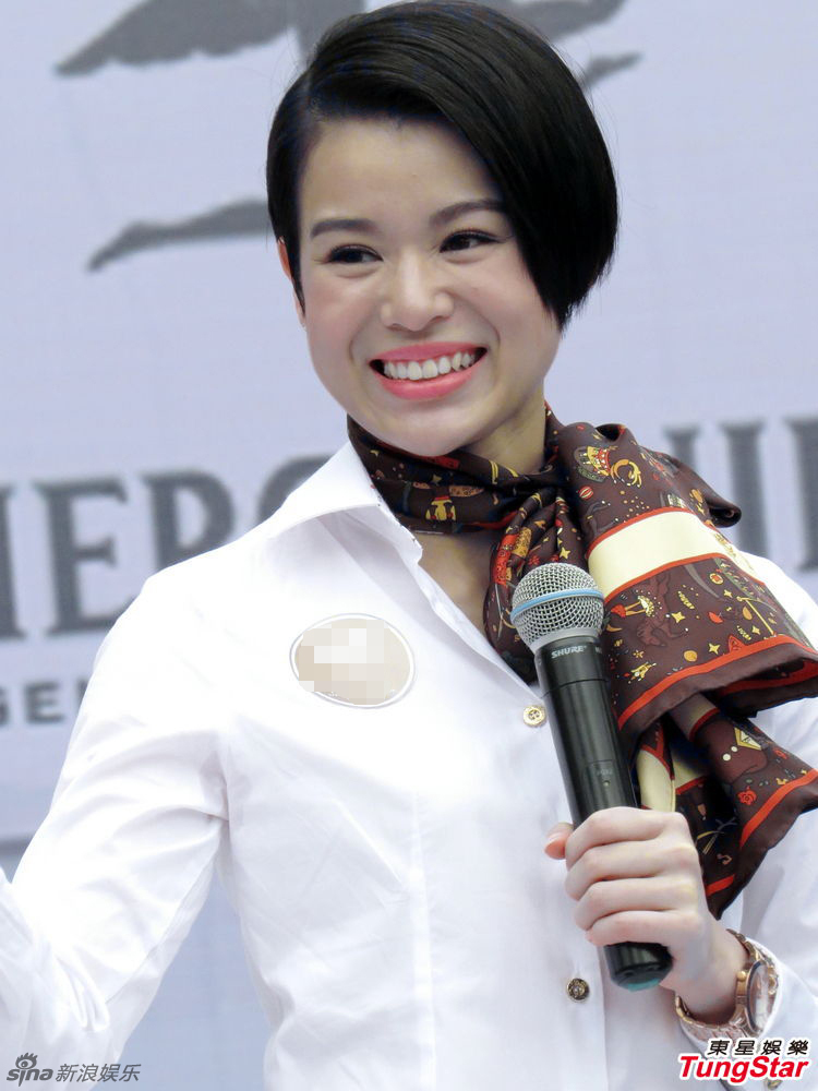 胡杏儿现场走秀,活动自始至终笑容满面,显出心情很好.tungstar/图