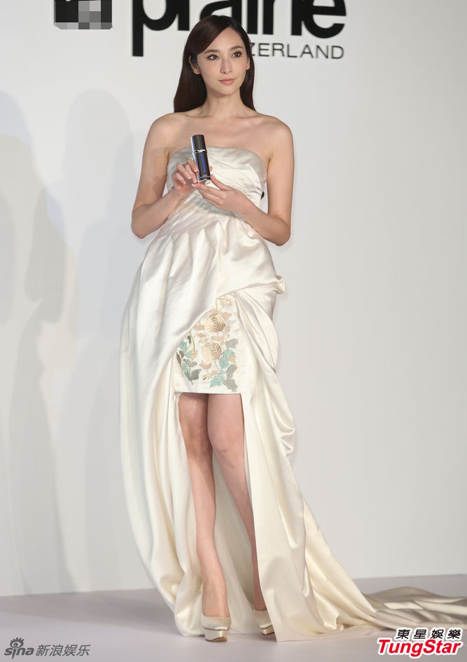 吴佩慈亮相品牌代言 礼裙造型别致优雅