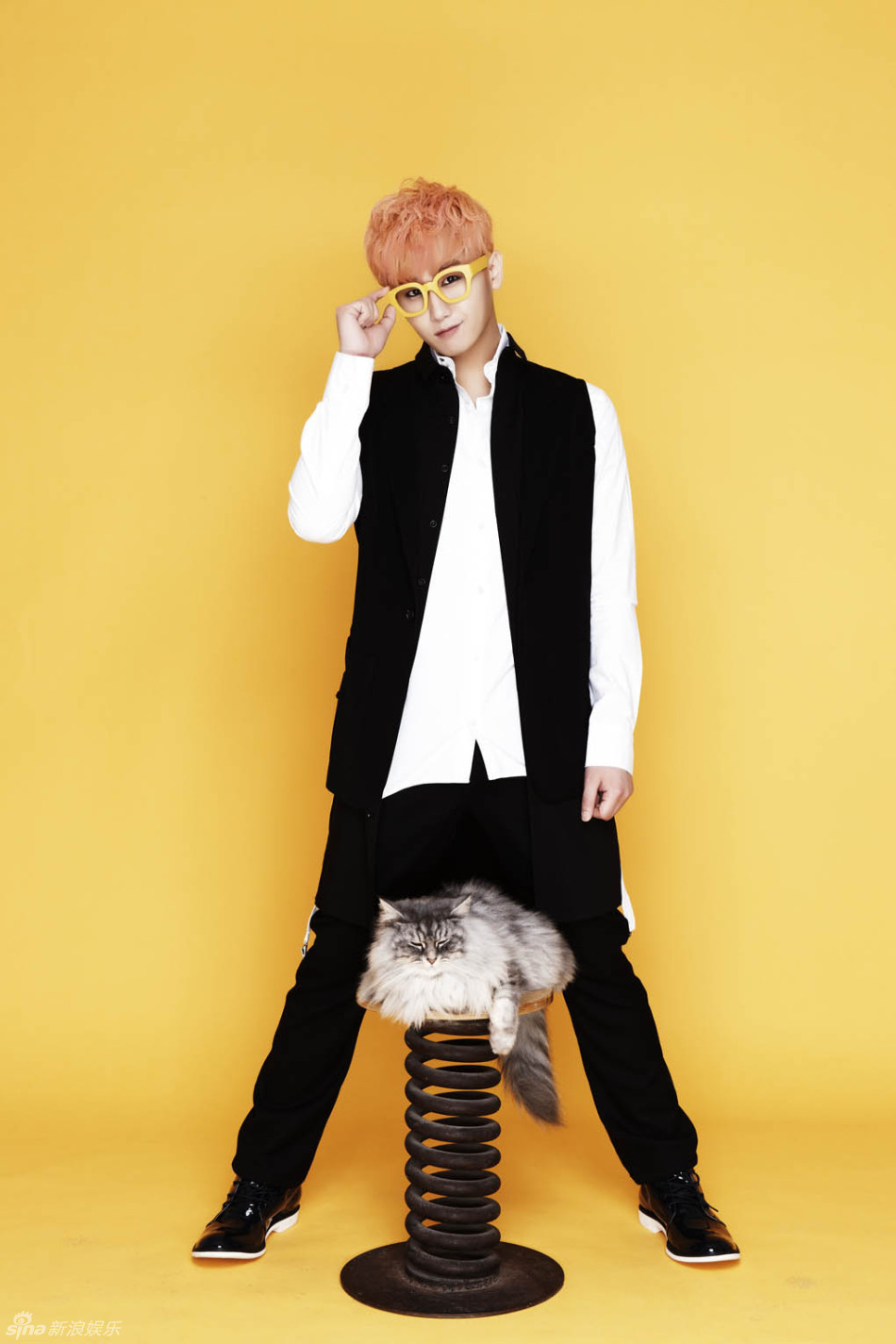 ss501成员许永生公开新专辑宣传照金发惹眼