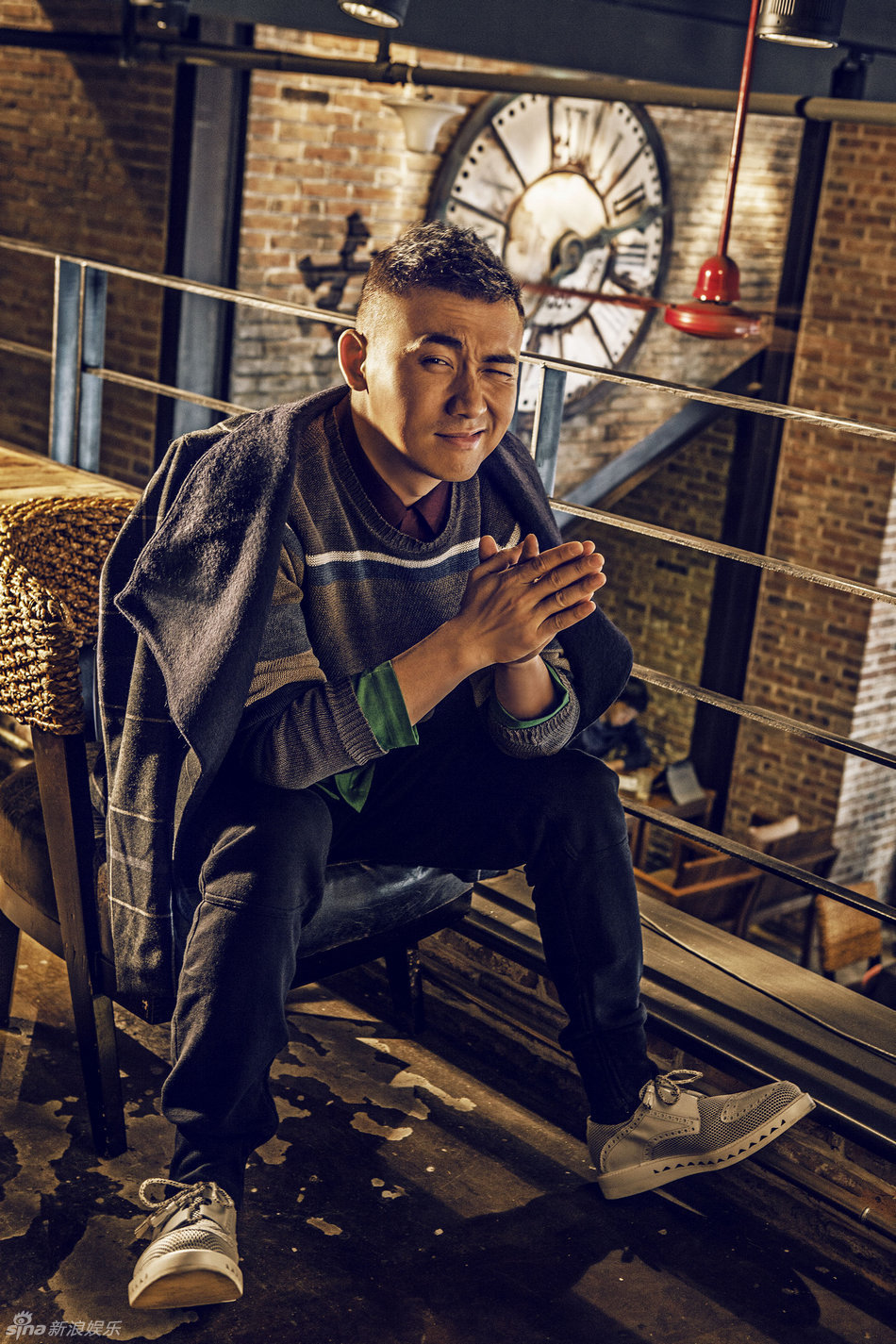 组图:聂远帅气登封面 表情逗趣卖萌_高清图集_新浪网