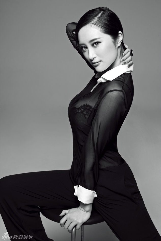 李欣汝黑白写真干练魅惑