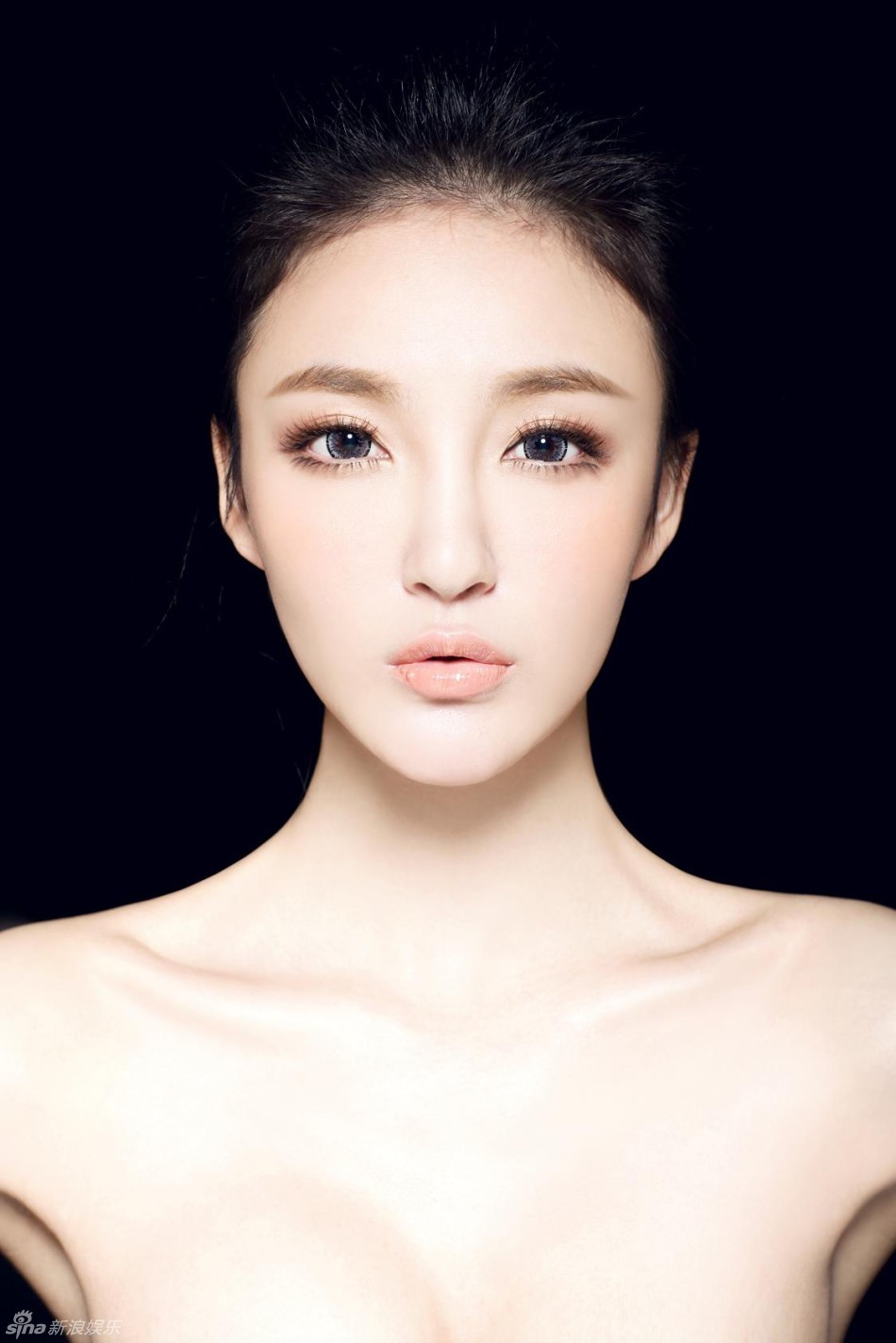 刘雨欣黑色视觉精致面庞