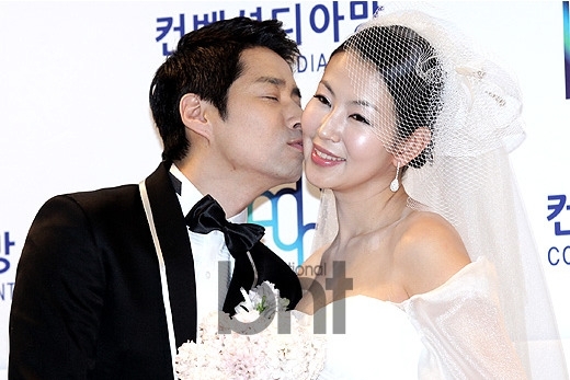 歌手金昌烈,笑星朴俊亨,金京振,演员李汉威,李雅贤,赵恩淑等道贺.