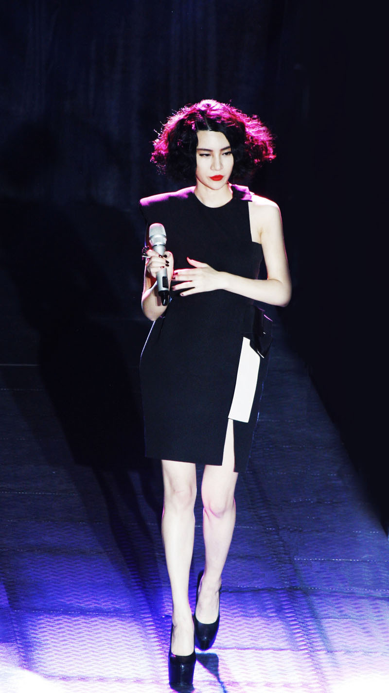 新浪娱乐讯 17日晚,第九届cntv劲歌王音乐盛典在广州举行,尚雯婕一举