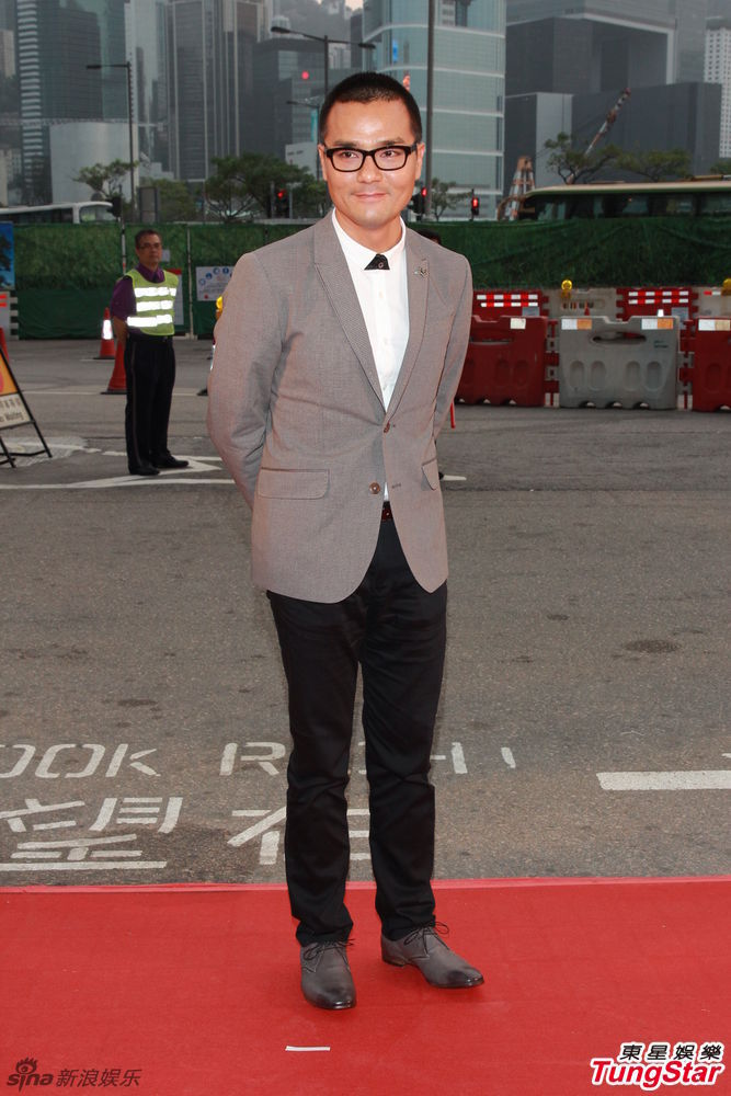 组图:林家栋西装搭黑框眼镜亮相红毯_高清图集_新浪网